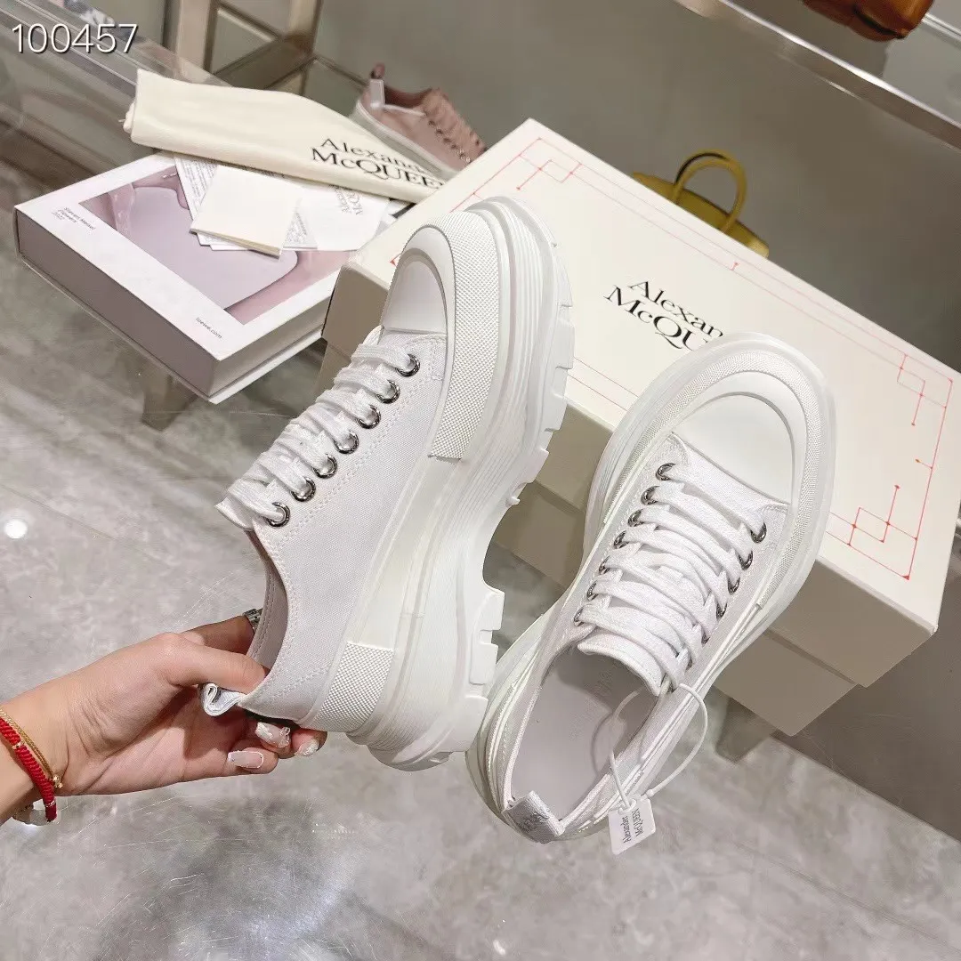👟👟Ex-factory price 580👟👟 The latest version of Alexander McQueen's men's and women's couple's model is a hot item👑Purchase version original version 1:1 Fabric: Original imported waterproof canvas Lining: Imported water-resistant sheepskin, strong, stain-resistant and breathable. Insole: Imported silk lining Outsole: TPU multi-layer original combination sole (not the ordinary sole on the market) Packaging: Comes with original shoe box, cloth bag, certificate card Code number: 34-45